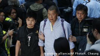 Hongkong | Jimmy Lai wird von der Polizei abgeführt (picture-alliance/AP Photo/K. Cheung)