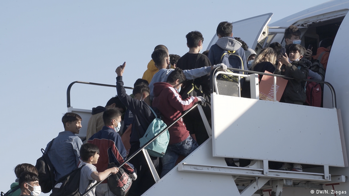 Griechenland Athen Airport unbegleitete minderjährige Flüchtlinge vor Abflug (DW/N. Ziogas)