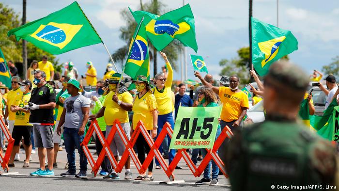 Brasilien | Jair Bolsonaro spricht vor dem Hauptquartier des Militärs | Brasilia