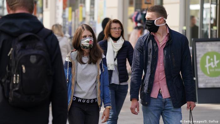 Jovens de máscara na rua na Alemanha