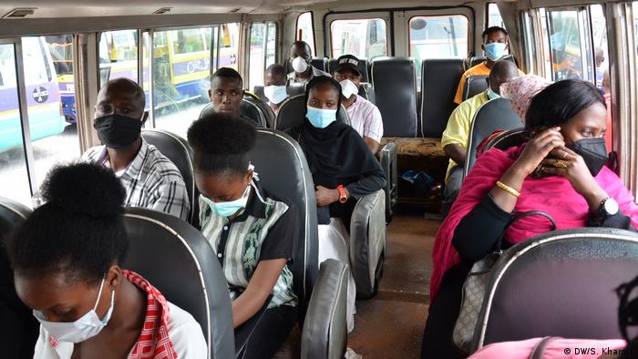 Tanzania Daressalam Fahrgäste mit Mundmasken (DW/S. Khamis)