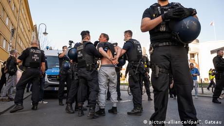 Policías detienen a un manifestante en la plaza Rosa-Luxemburg-Platz, en Berlín.