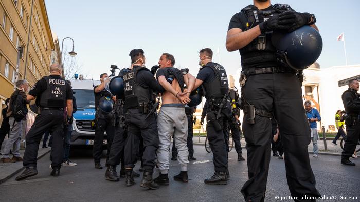 Berlin protest arrest (picture-alliance/dpa/C. Gateau)