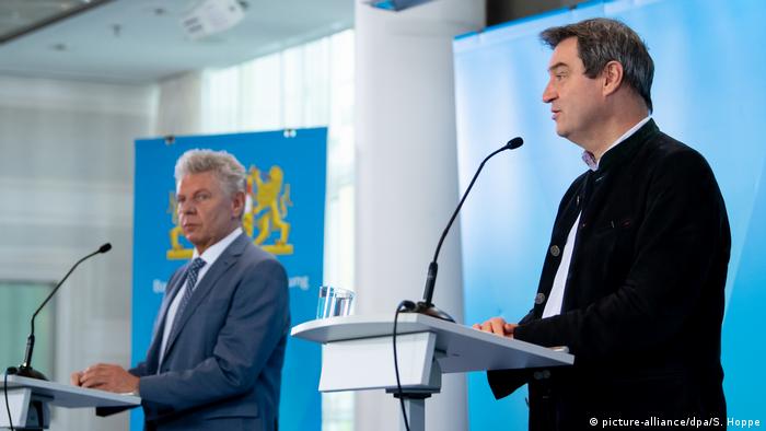 Markus Söder (r, CSU), Ministerpräsident von Bayern, und Dieter Reiter (SPD), Oberbürgermeister von München, bei einer Pressekonferenz (picture-alliance/dpa/S. Hoppe)