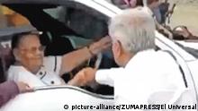 Mexiko Präsident schüttelt Mutter von 'El Chapo' die Hand (picture-alliance/ZUMAPRESS/El Universal)