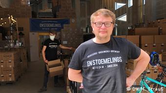 Samuel Languy at the En Stoemelings brewery in front of a delivery bike