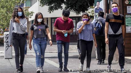 Jóvenes mexicanos en Ciudad de México se protegen con tapabocas.