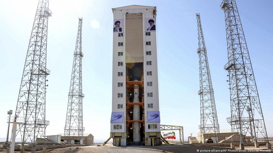 Iran launches military satellite amid tensions with US | DW | 22.04.2020