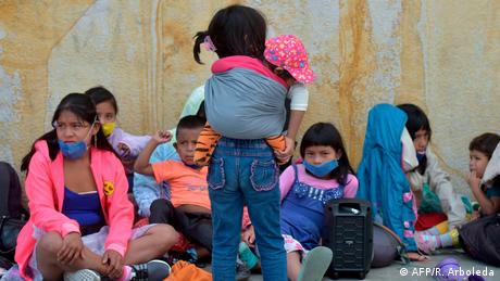 Indígenas desplazados de sus territorios sufren cuarentena en los andenes de Bogotá.