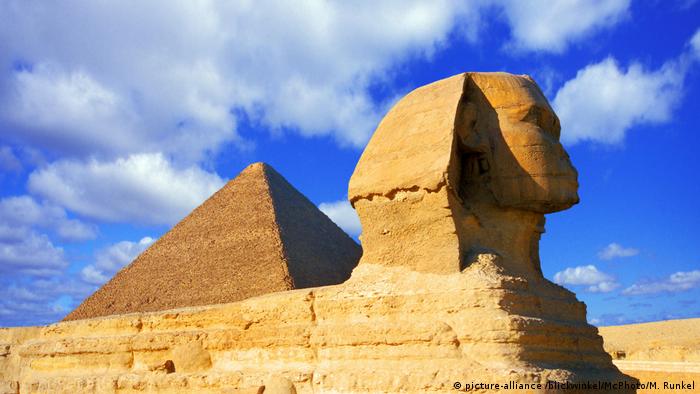 Pyramid and Sphinx of Giza (picture-alliance /blickwinkel/McPhoto/M. Runkel)