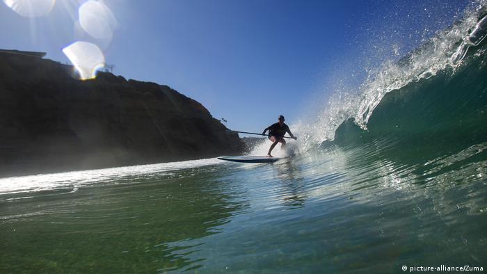 Surfer riding a wave in California, U.S.A. (picture-alliance/Zuma)
