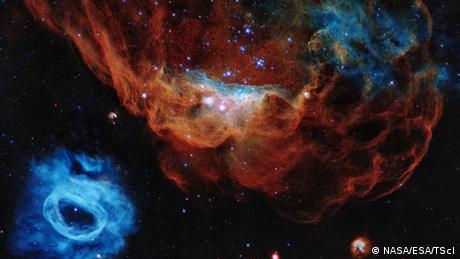 Este es uno de los ejemplos más fotogénicos de las muchas agrupaciones estelares que el telescopio espacial Hubble ha observado durante sus 30 años de vida. El retrato presenta la nebulosa gigante NGC 2014 y su vecina NGC 2020, las cuales forman parte de una vasta región de estrellas en la Gran Nube de Magallanes, una galaxia satélite de la Vía Láctea a unos 163.000 años luz de distancia.