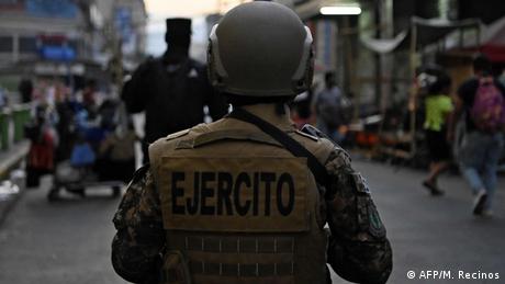 El Salvador | Coronavirus | Soldaten und Polizisten (AFP/M. Recinos)