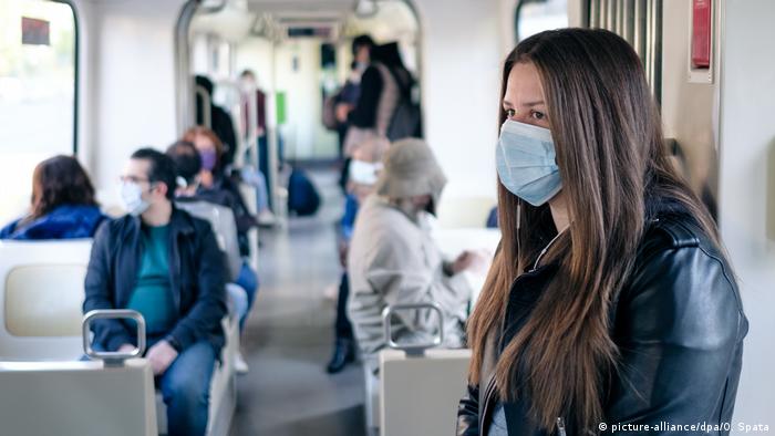 Almanya'da toplu taşıma araçlarında koruyucu maske takmak zorunlu