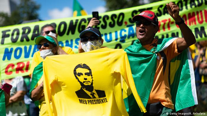 Manifestantes pró-Bolsonaro e a favor do fechamento do Congresso e do STF em Brasília