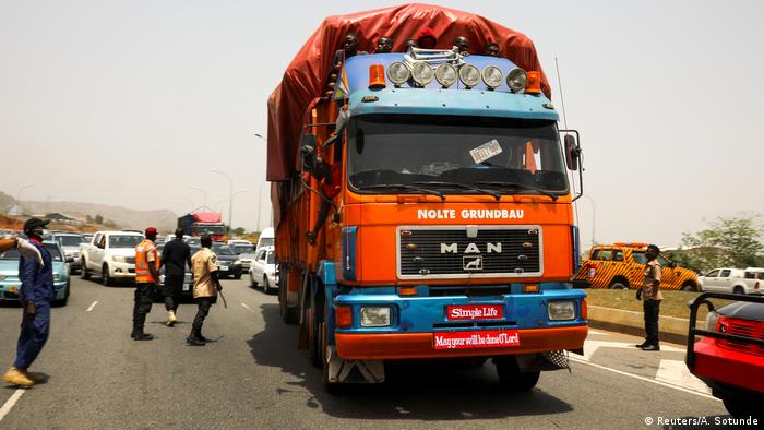 Nigeria Abuja | LKW Kontrolle (Reuters/A. Sotunde)