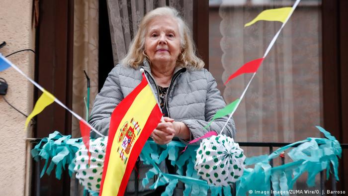 Женщина на балконе не выходит из дома из-за карантина в Испании в связи с коронавирусом