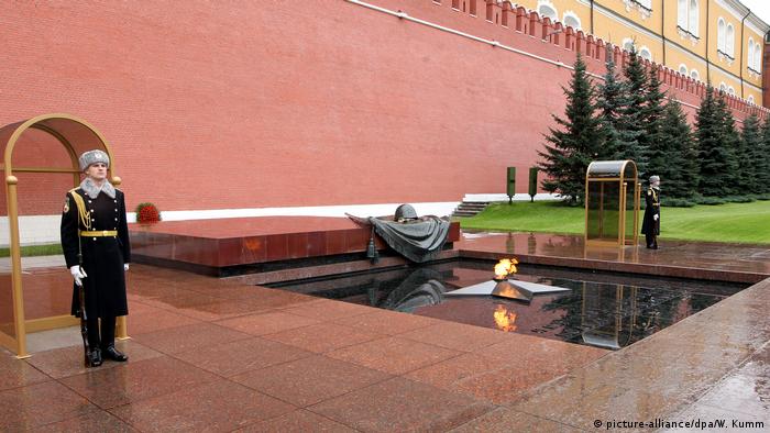 Tomb of the Unknown Soldier in Moscow, Russia (picture-alliance/dpa/W. Kumm)