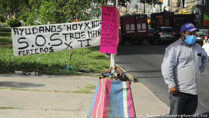Juguetes por alimentos. Obreros en Ciudad de México que perdieron el trabajo debido a la cuarentena piden ayuda en una de las vías de la ciudad. 