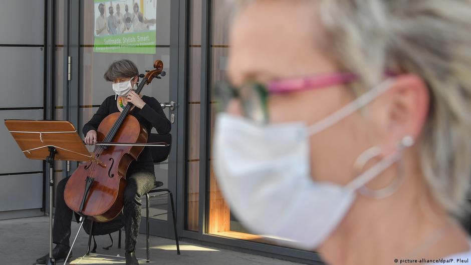 Coronavirus Cottbus - Musiker musizieren für Krankenhauspatienten