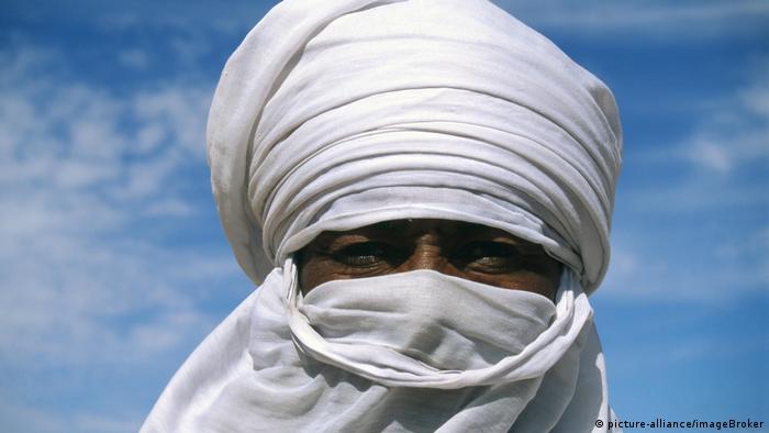 Ein Targi mit Kopfbedeckung und Gesichtsschleier aus weißem Stoff (picture-alliance/imageBroker)