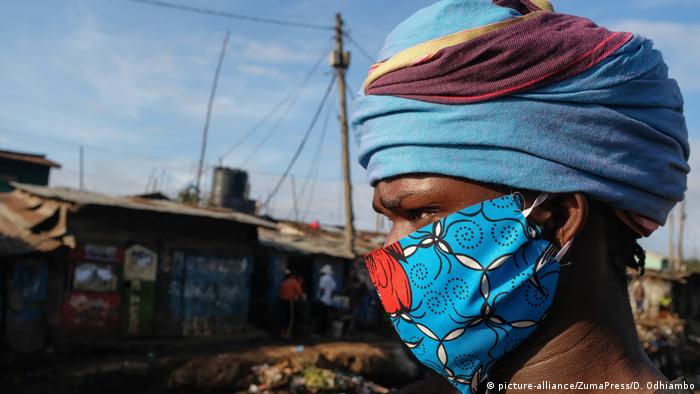 A local designer David Avido takes a posture in his self made face mask that he has also supplied to the community around Kibera (picture-alliance/ZumaPress/D. Odhiambo)