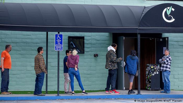 Fila do lado de fora de loja de cannabis na Califórnia. Consumidores estão de pé, mantendo distância de dois metros uns dos outros. 