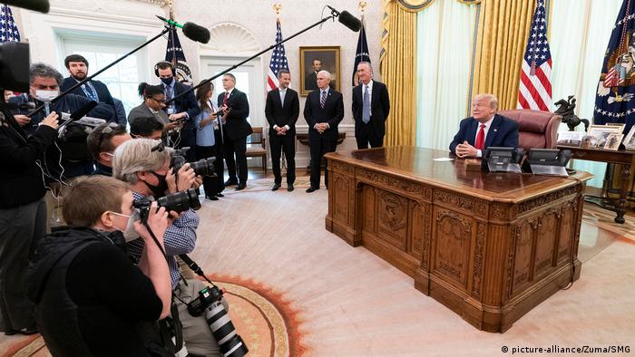 Fotoğrafta ABD başkanı Trump basın toplantısı düzenlerken görüntüleniyor