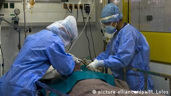 Δύο έλληνες γιατροί περιθάλπτουν έναν ασθενή Covid-19 στον Ευαγγελισμό