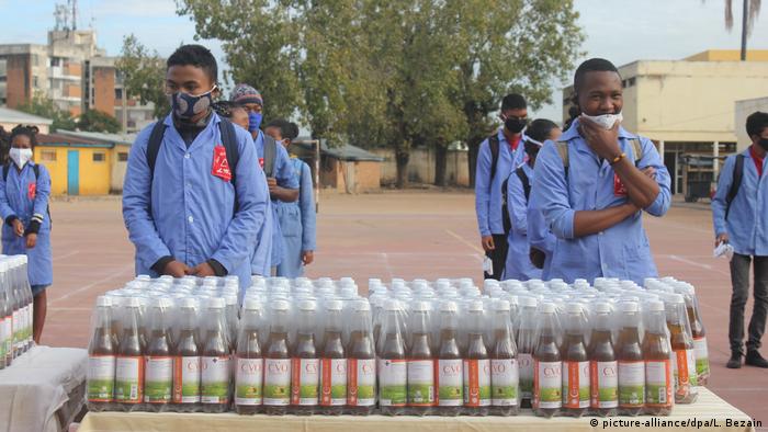 Bottles of the herbal tonic Covid Organics for distribution at a school in Madagascar (picture-alliance/dpa/L. Bezain)