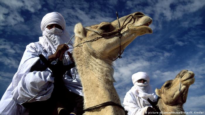 Zwei verschleierte Tuareg auf Kamelen (picture-alliance/imageBroker/K. Kreder)