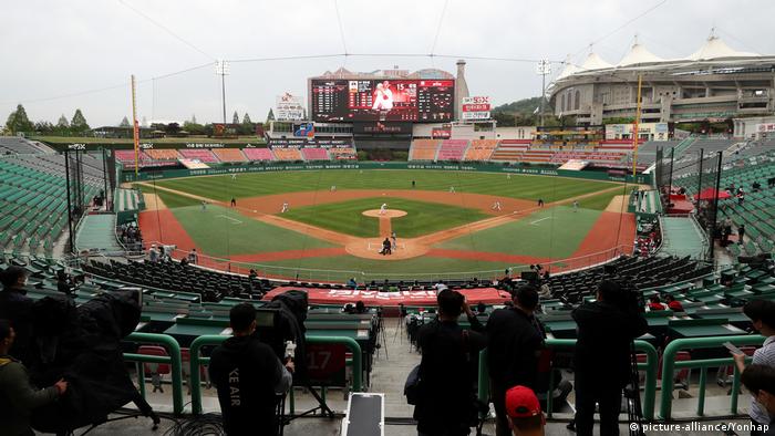 South Korea's new baseball season opening game between the SK Wyverns and the Hanwha Eagles starts at a ballpark in Incheon, west of Seoul, on May 5, 2020. (picture-alliance/Yonhap)
