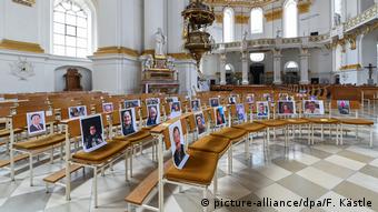 Φωτογραφίες των μελών της ενορίας στον κενό ναό της μονής Βίμπλινγκεν