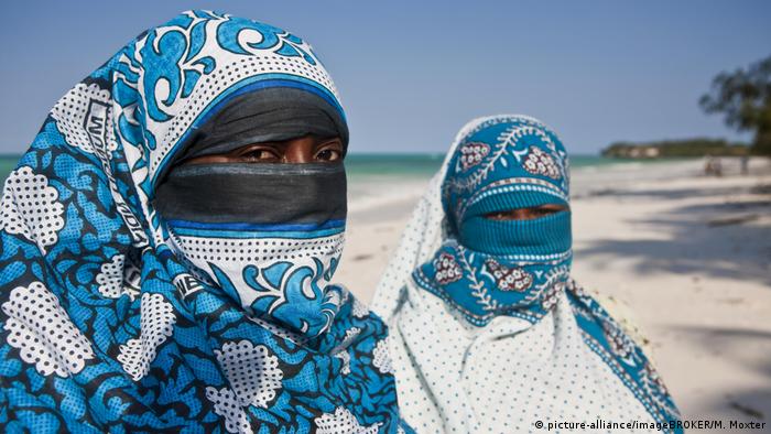 Zwei verschleierte Frauen am Strand in Sansibar (picture-alliance/imageBROKER/M. Moxter)