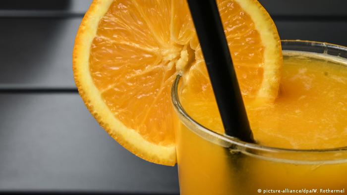 Frisch gepresster Orangensaft im Glas (picture-alliance/dpa/W. Rothermel)