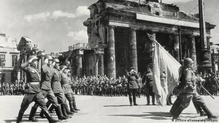 Siegesparade Sowjetarmee Berlin 1945 (picture-alliance/akg-images)