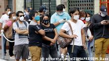 Peru Corona-Pandemie Menschen mit Mundschutz auf der Straße in Lima