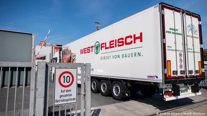 A Westfleisch trailer truck (picture-alliance/dpa/G. Kirchner)