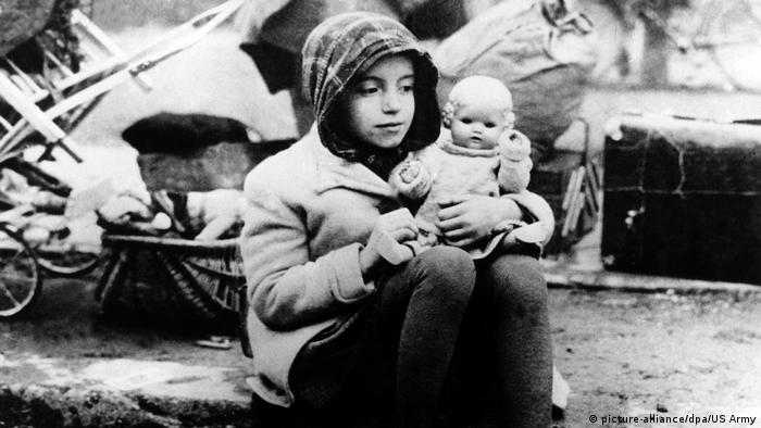 Девочка-беженка в 1945 году
