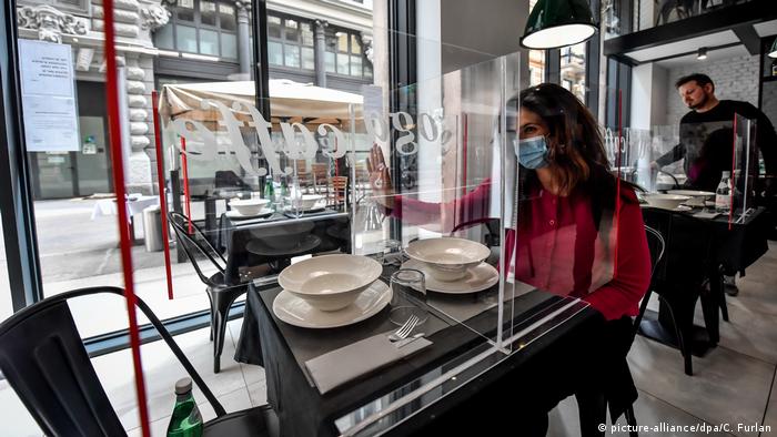 Посетили одного из ресторанов в Милане сидят за столами в масках