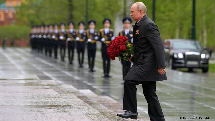 Putin takes part in a flower-laying ceremony (Reuters/A. Druzhinin)