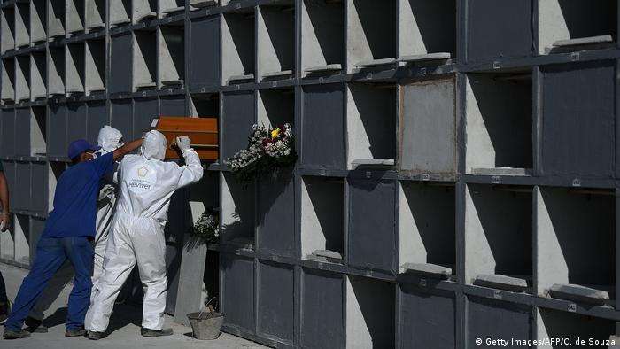 Brasilien | Coronavirus | Pandemie | Friedhofsmitarbeiter (Getty Images/AFP/C. de Souza)