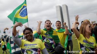 Apoiadores do presidente Jair Bolsonaro em Brasília pedem fechamento do STF, em 9 de maio