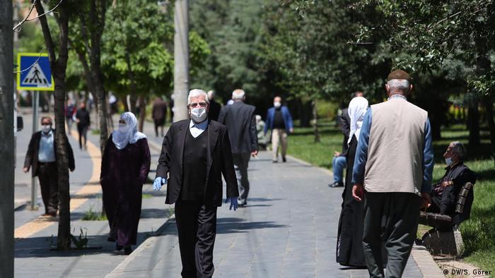 Diyarbakır'da sokağa çıkan 65 yaş üstü vatandaşlar