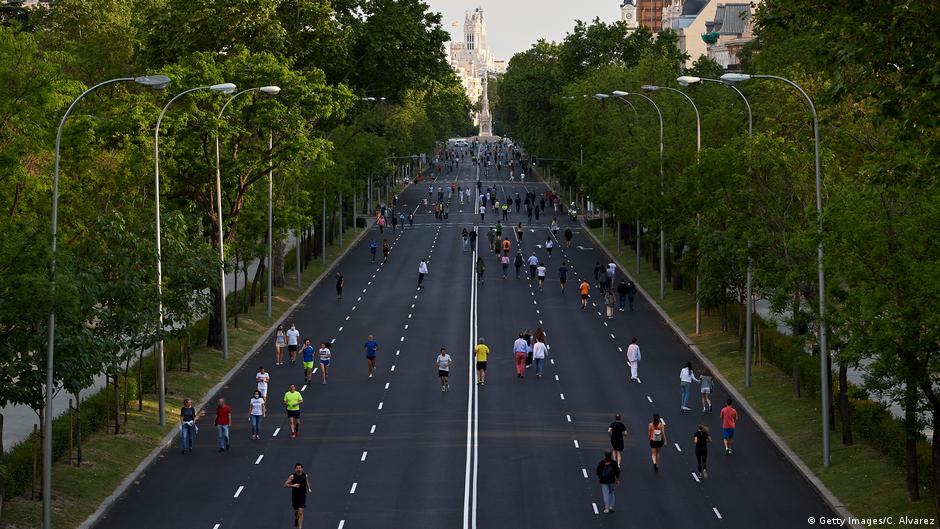 Spanien Madrid Menschen auf der Straße Abstand Coronavirus