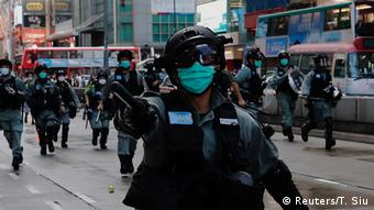 香港母亲节警民冲突   12岁未成年学生记者被押