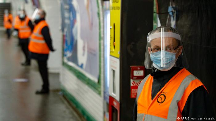 Trabajadores controlan una estación de metro en París, Francia (11.05.2020)
