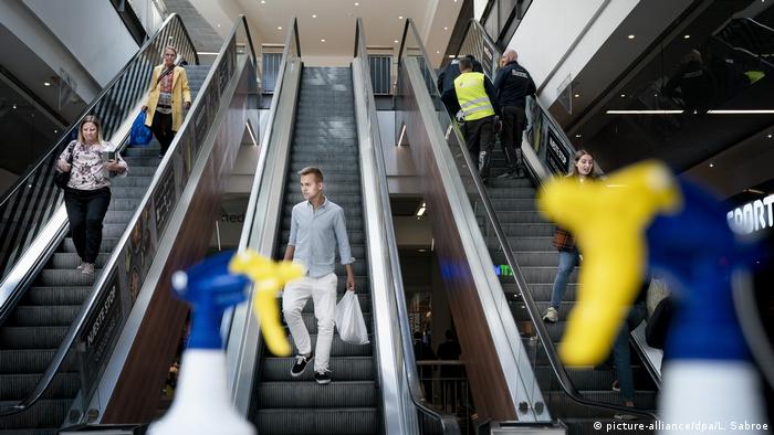 The first customers return in Field's, Shopping Center, in Copenhagen, Denmark (picture-alliance/dpa/L. Sabroe)