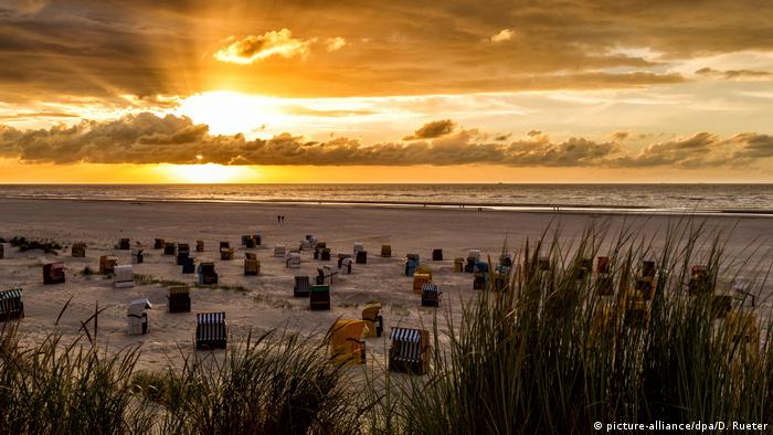 Sunrise and dramatic sky over the beach on the north sea island Juist, Germany (picture-alliance/dpa/D. Rueter)