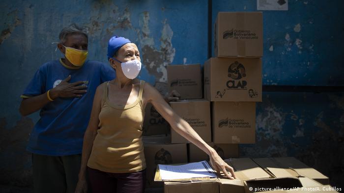 Venezuala Caracas | Coronavirus | Passanten mit Mundschutz (picture-alliance/AP Photo/A. Cubillos)